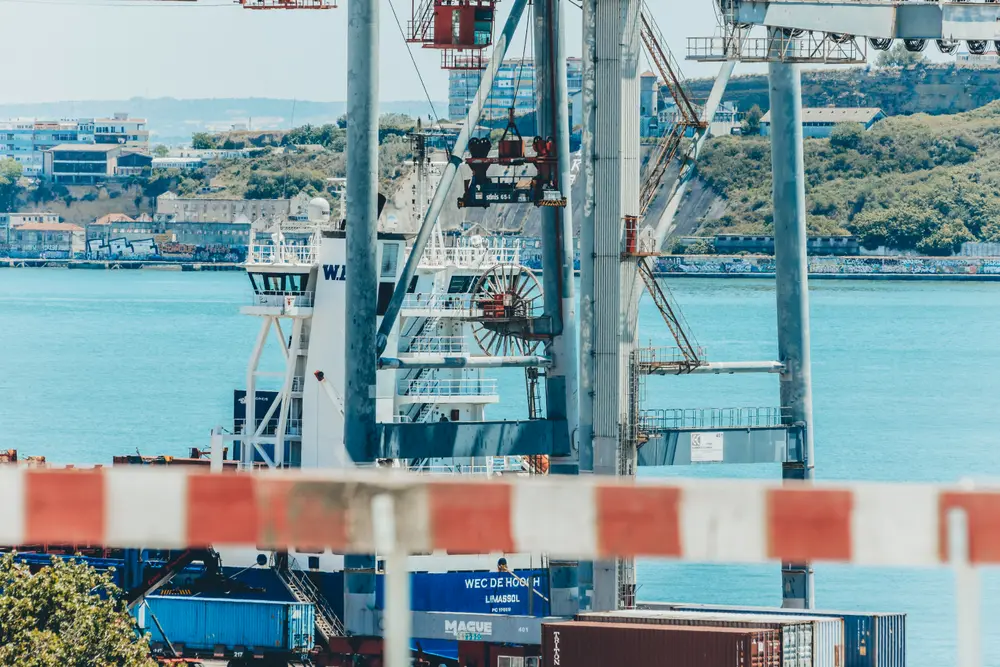 Gruas-pórtico e contentores empilhados no terminal