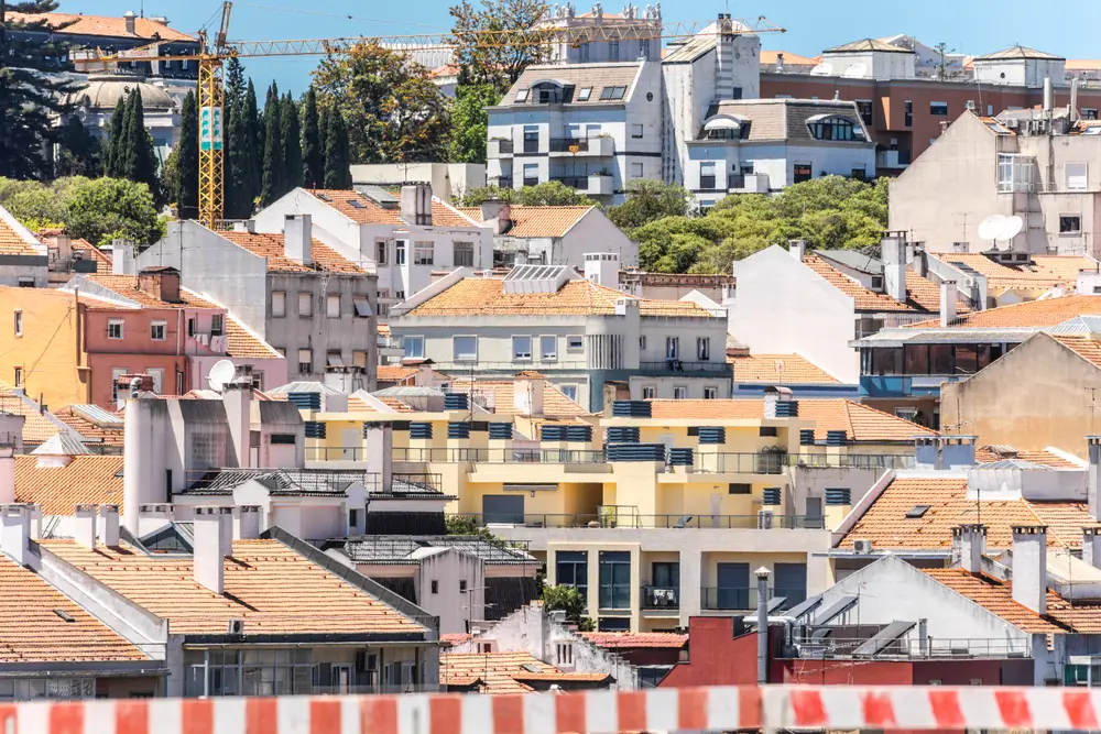 Telhados de Lisboa vistos por cima da barreira de obra