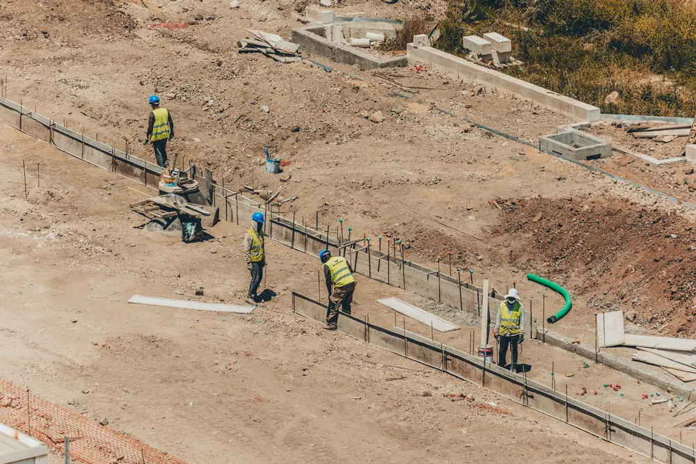 Trabalhadores na movimentação de terras, a marcar o terreno