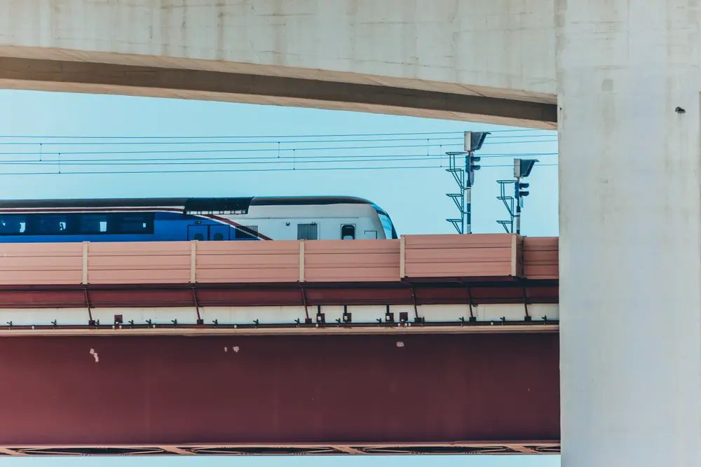 Comboio da ponte 25 de Abril a passar sob o viaduto