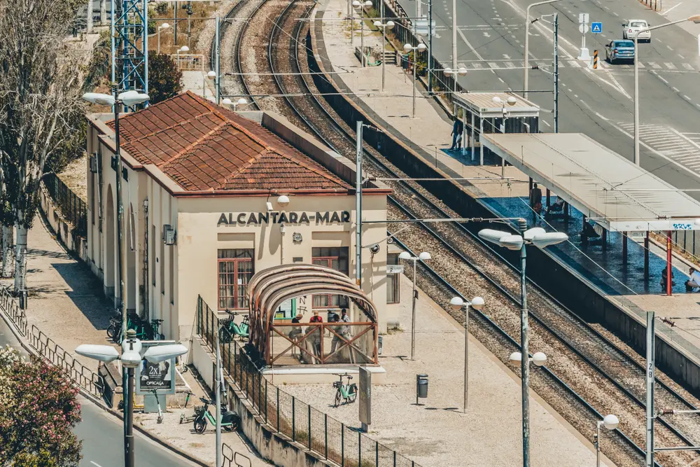 Vista aérea da estação de Alcântara-Mar e da linha de comboio