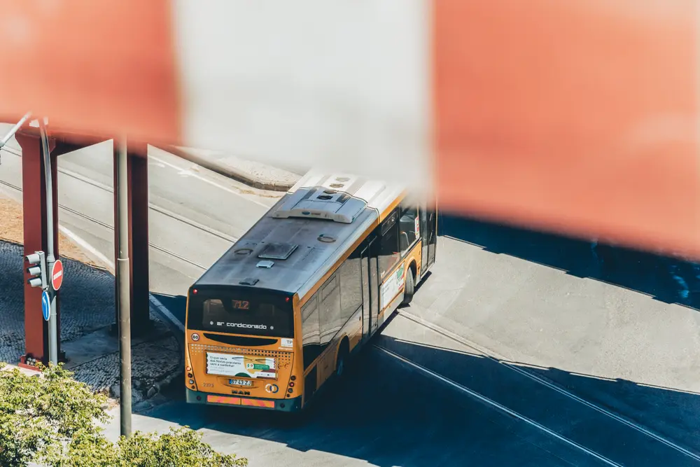 Autocarro da Carris por baixo do viaduto de Alcântara