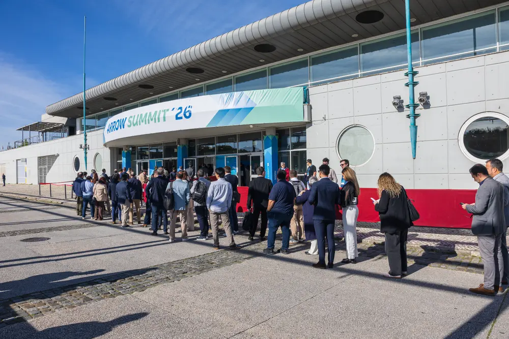 Fila de convidados à entrada do centro de congressos