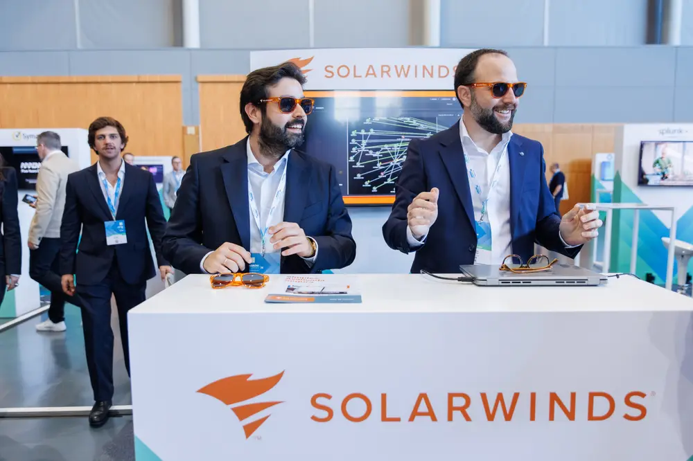 Dois representantes no stand da SolarWinds