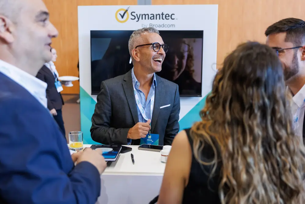 Sorrisos no stand da Symantec