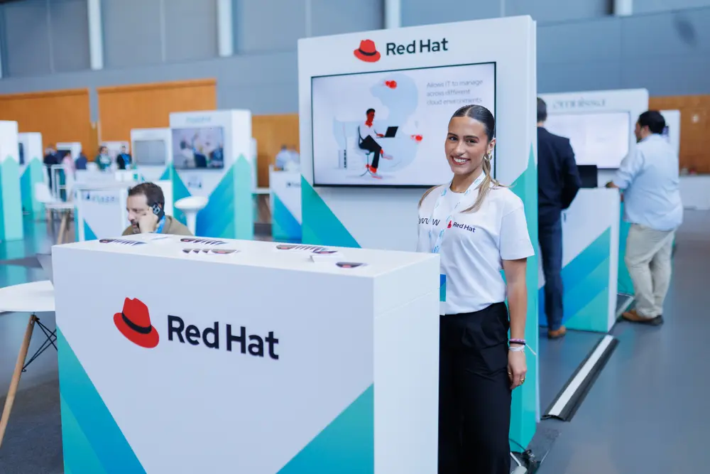 Representante no stand da Red Hat
