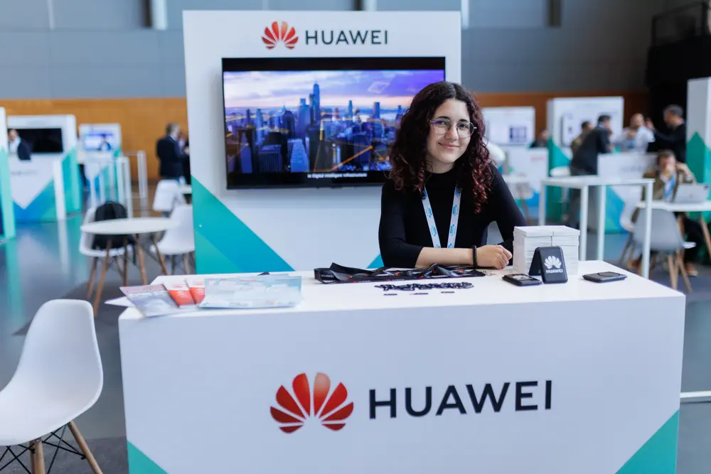 Representante no balcão do stand da Huawei