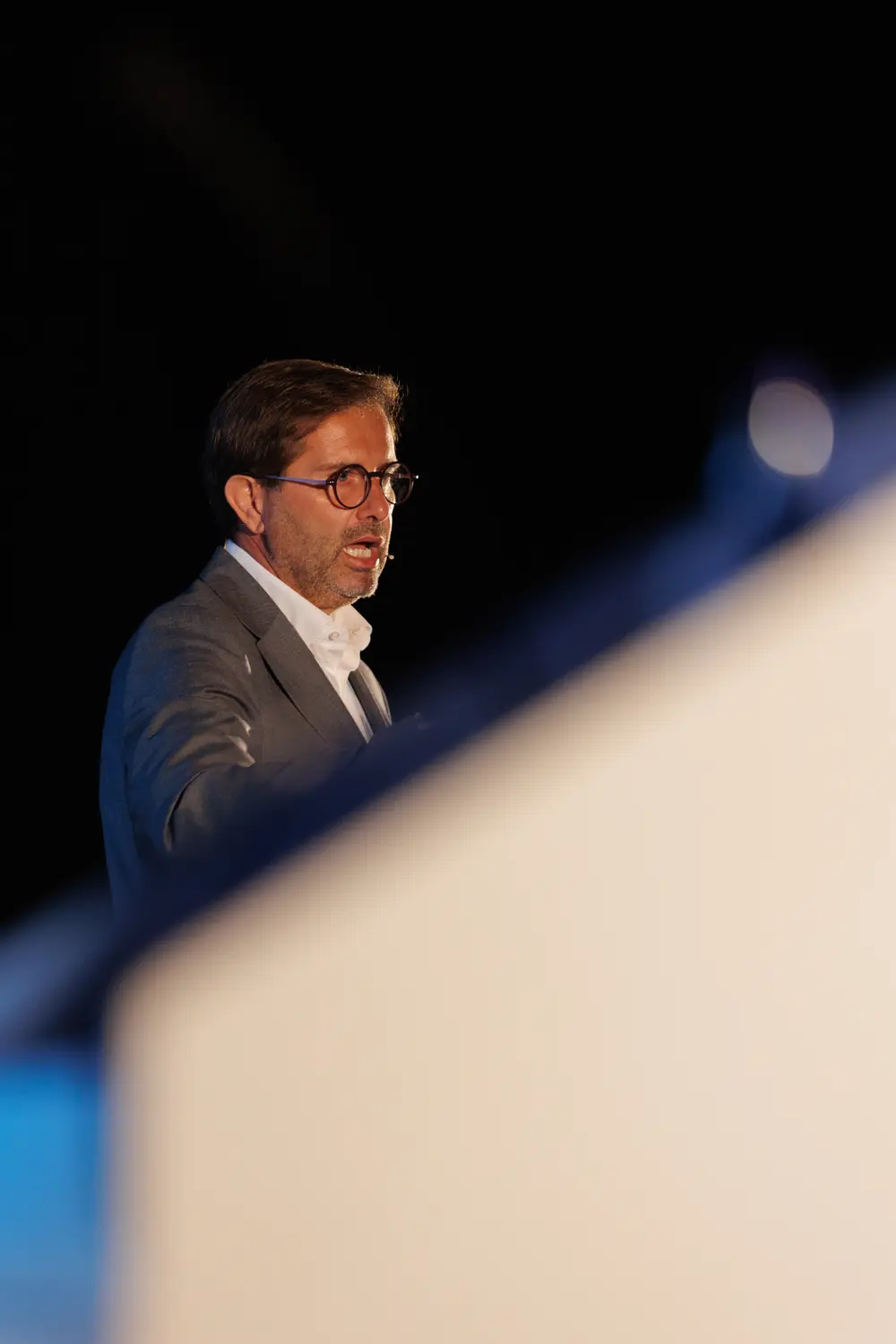 Orador em palco, em plano aproximado