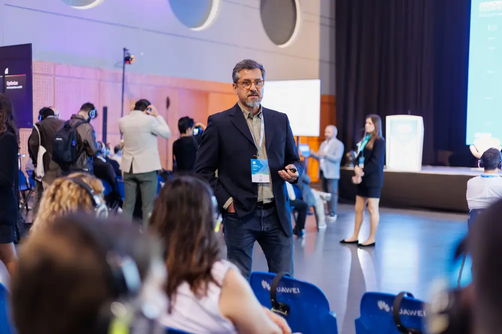 Representante a fazer uma das apresentações