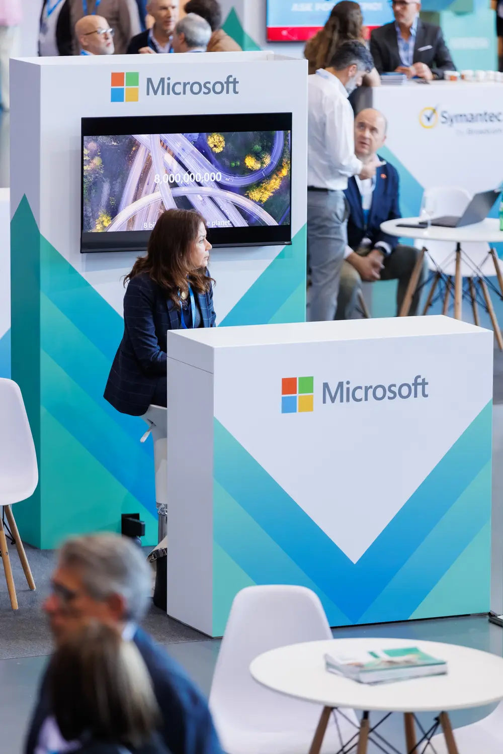 Stand da Microsoft, com ecrã e materiais sobre o balcão