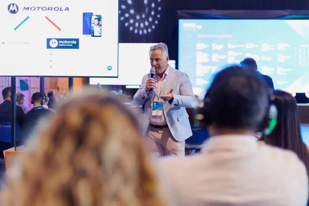 Sessão com apresentação da Motorola, vista por entre a plateia