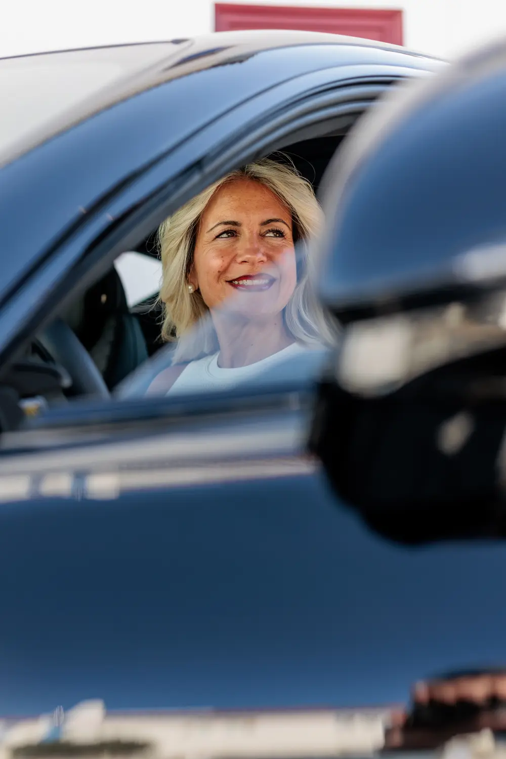 Convidada VIP a sorrir à janela do automóvel