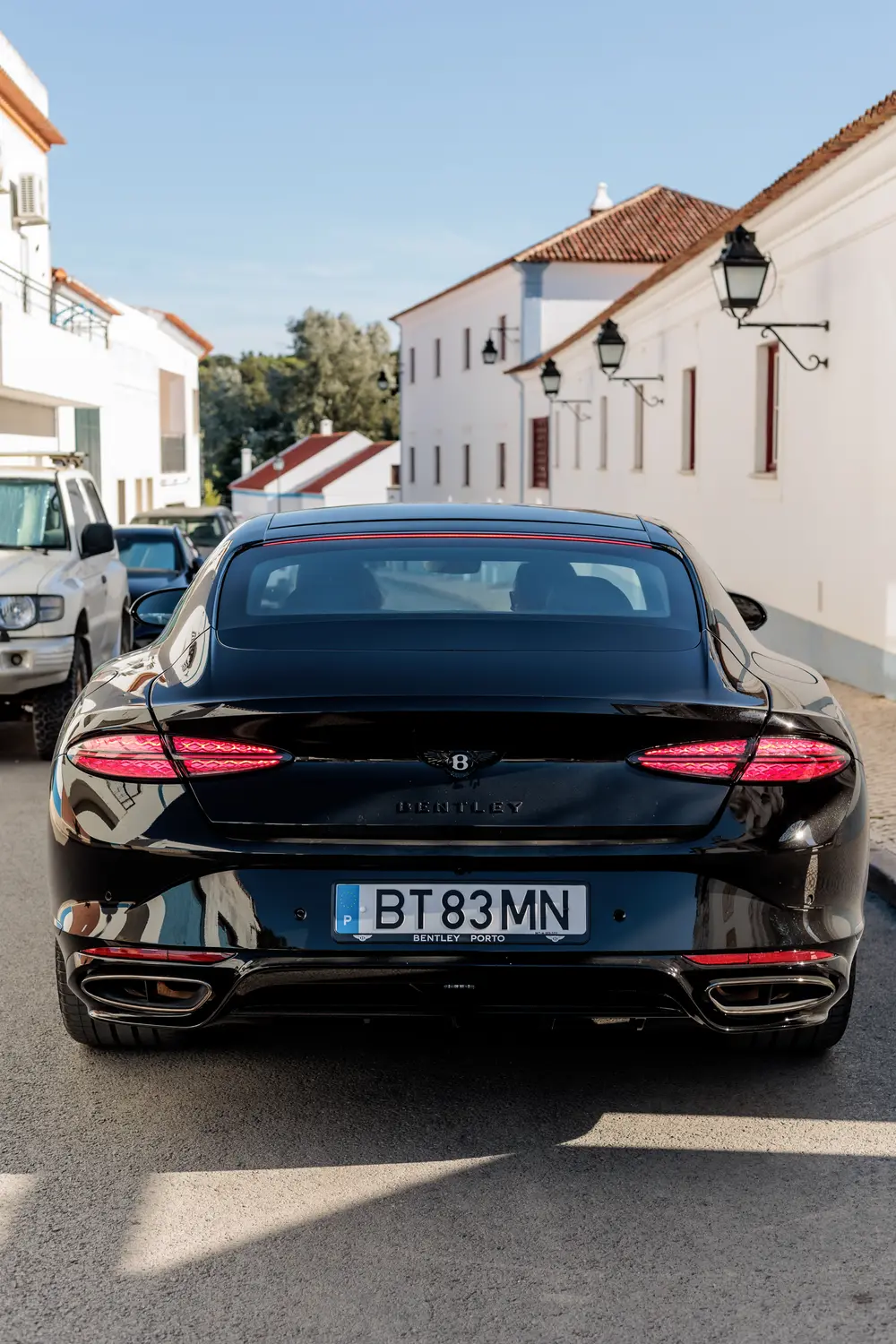 Traseira do automóvel numa rua da Comporta