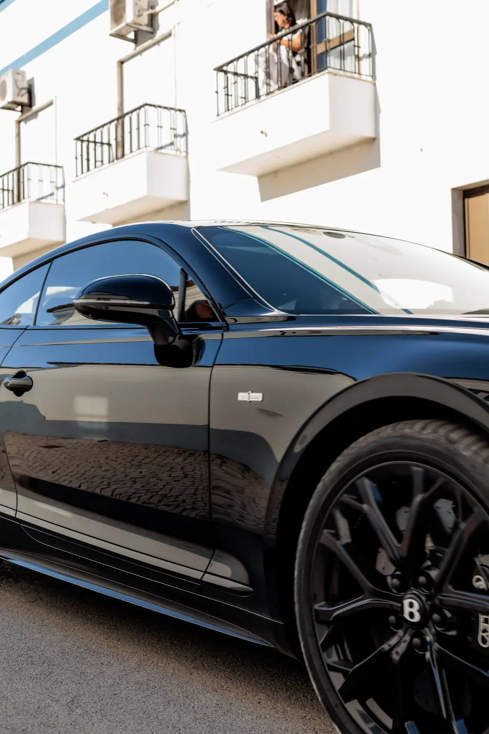 Lateral e jante do Bentley perante as ruas de Melides