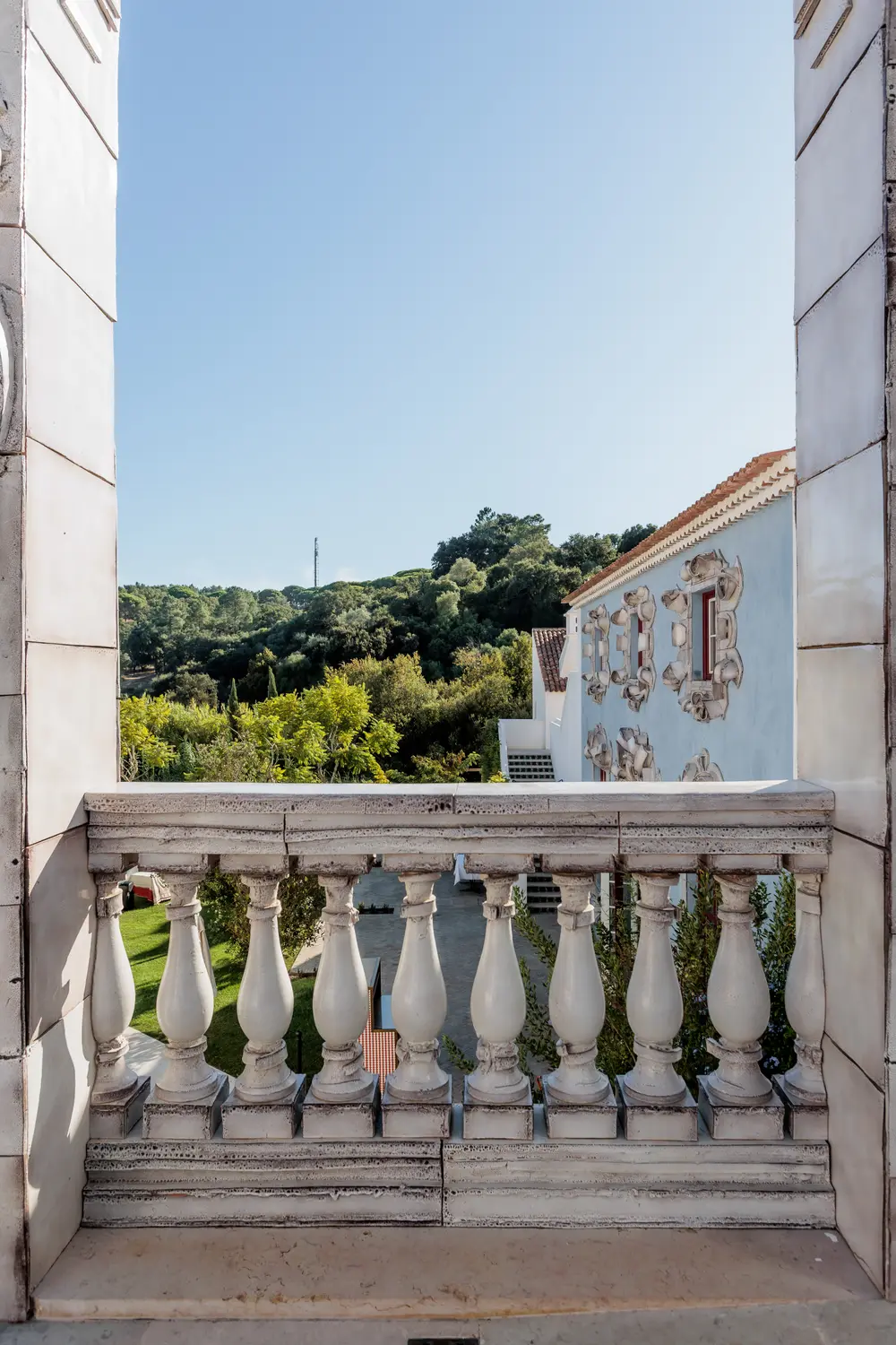 Vista para o jardim através da varanda de pedra