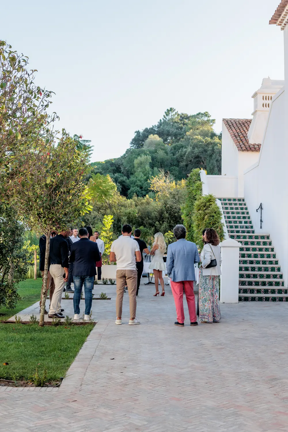 Grupo de convidados no jardim durante o cocktail