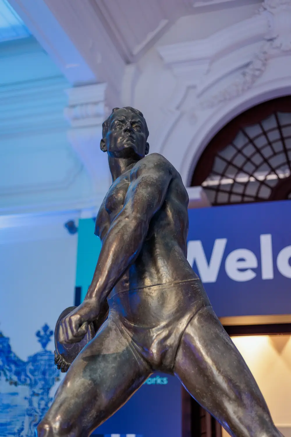 Estátua de bronze à entrada da conferência