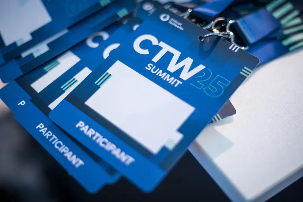Cartões de participante do summit, em grande plano