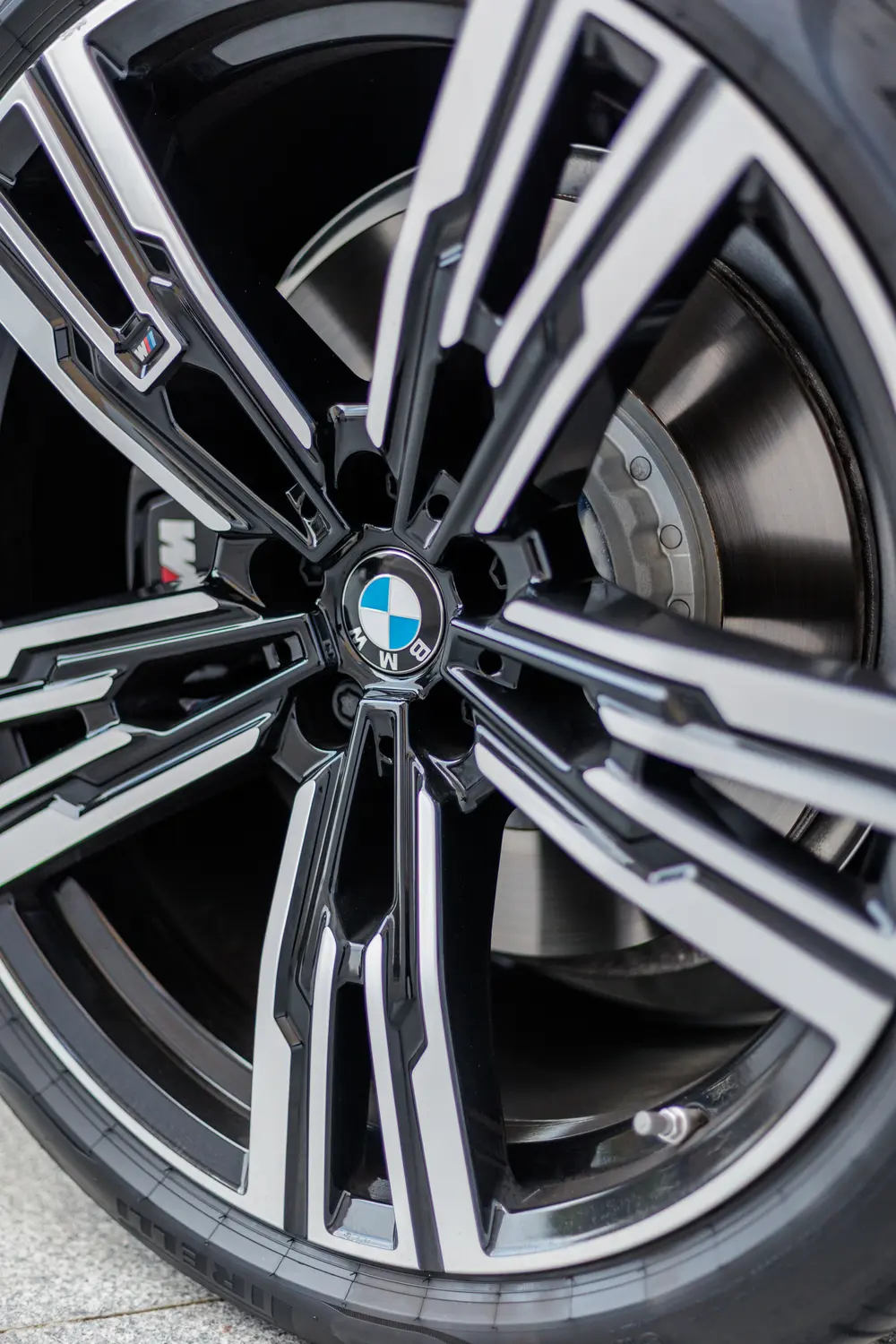 Jante BMW em grande plano, com o emblema no centro