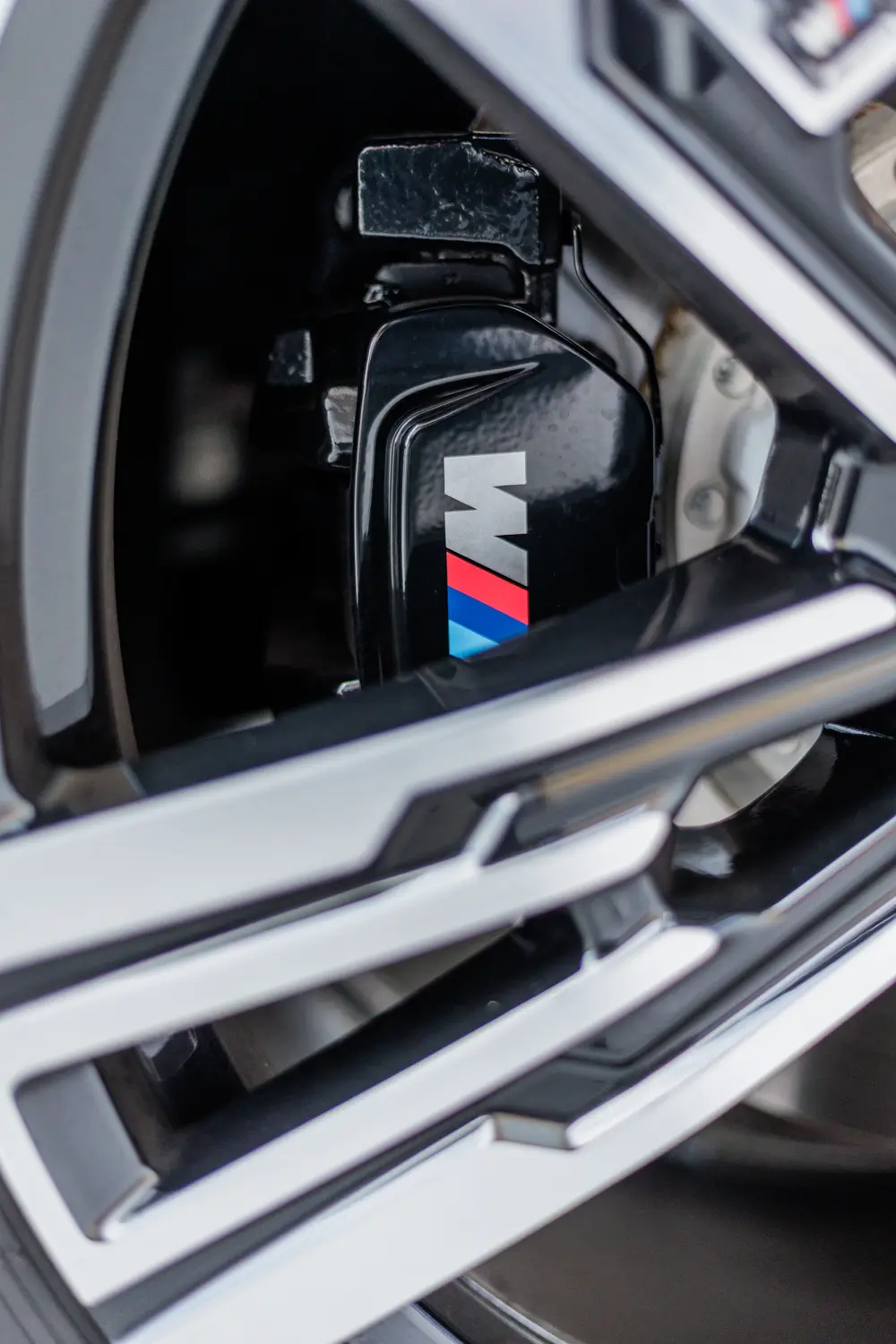 Detalhe do interior da porta do BMW, com o emblema M