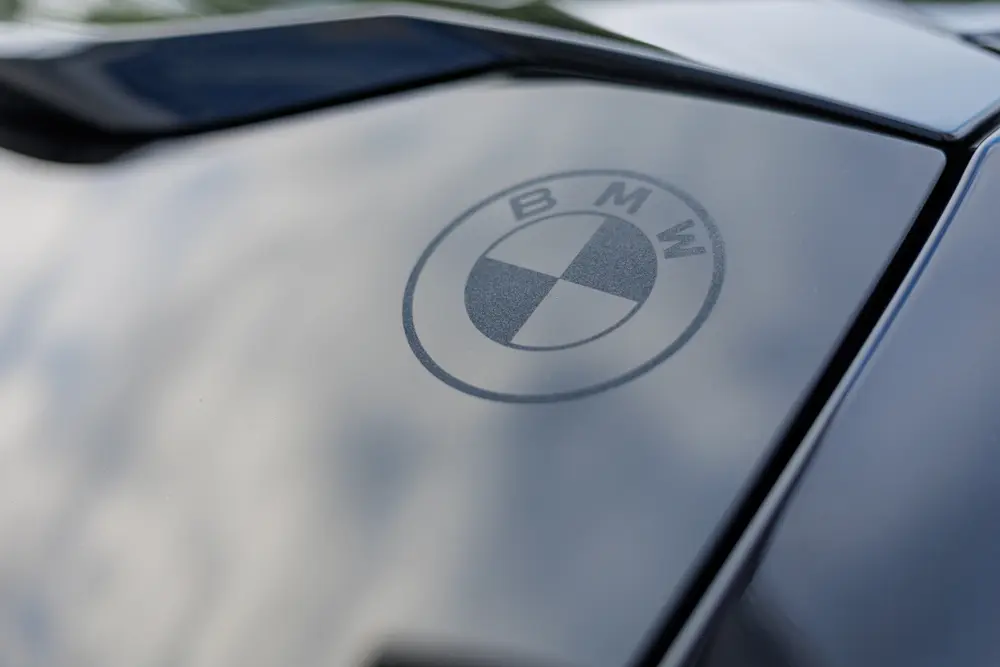 Emblema BMW no capô, em luz difusa