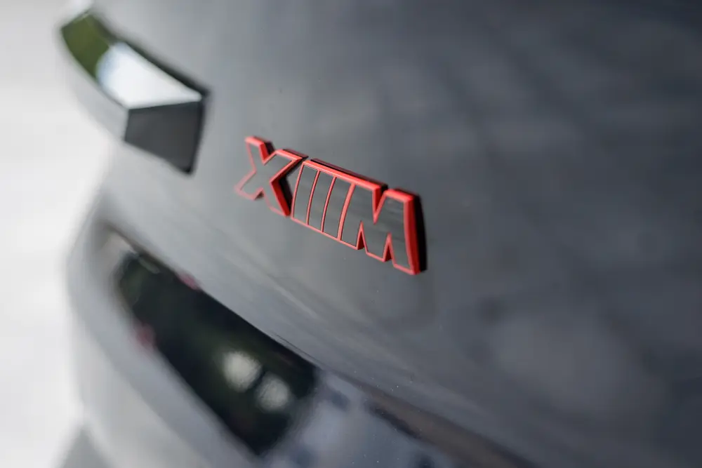 Detalhe da inscrição XM na traseira do automóvel