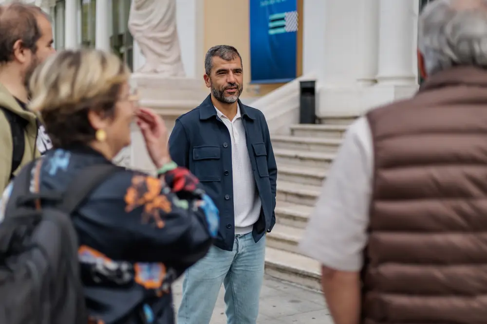 Participantes em conversa no exterior, junto à escadaria