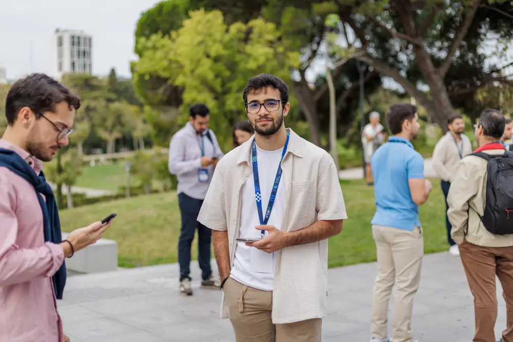 Participantes em conversa no jardim, durante o intervalo