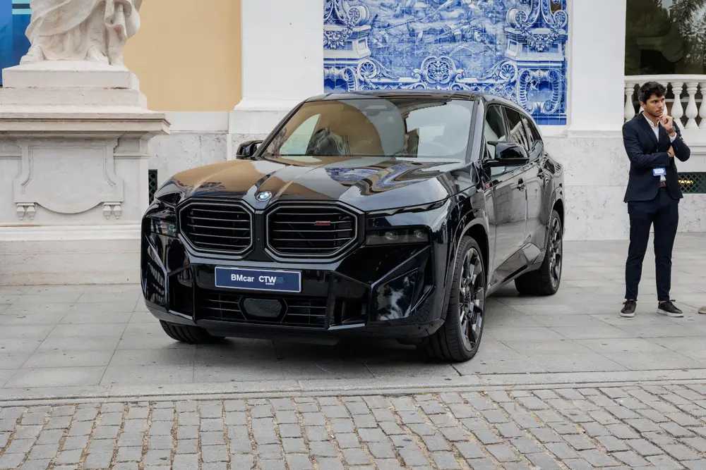 BMW XM exposto no pátio do palácio, com azulejos ao fundo