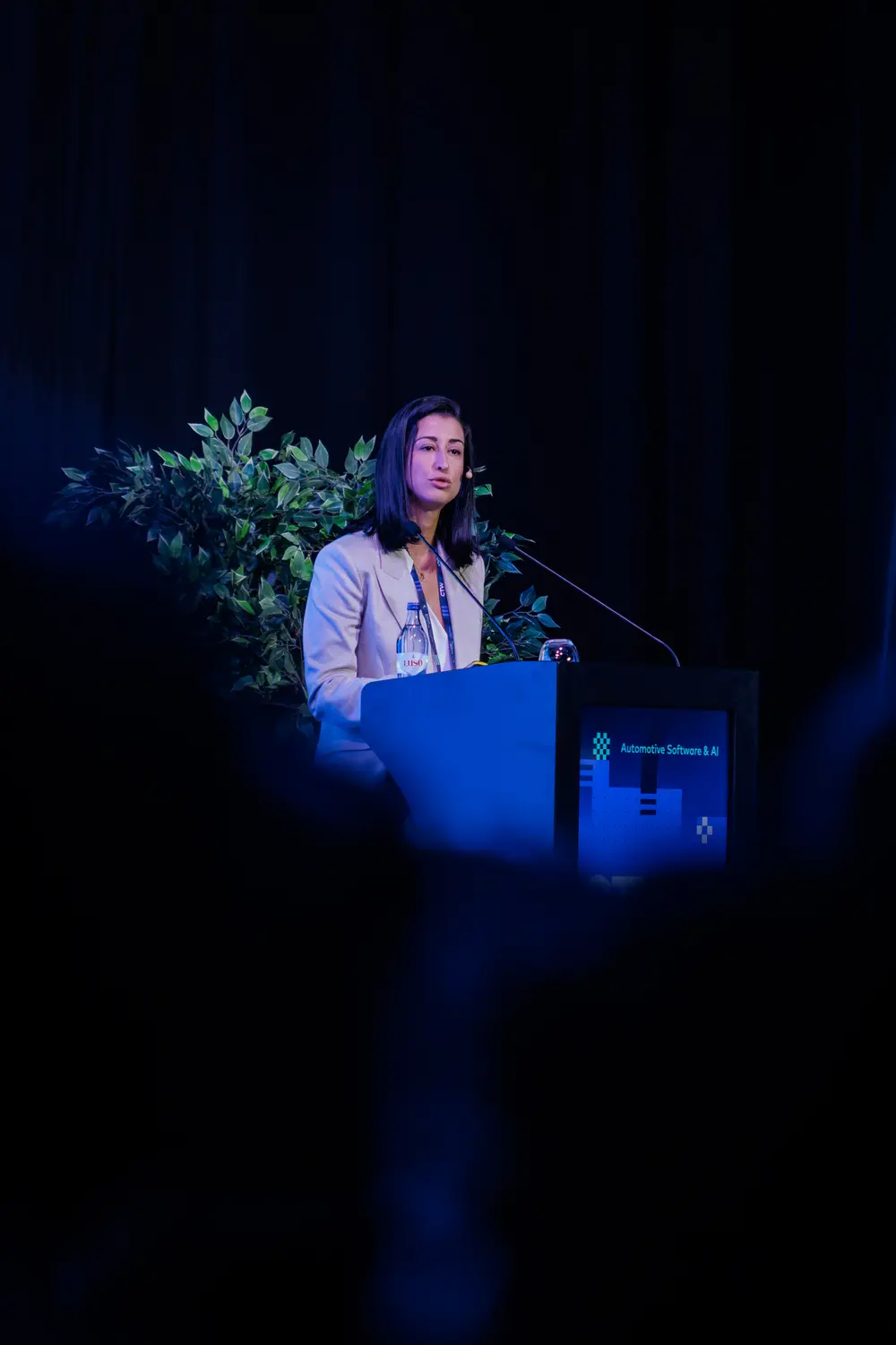 Oradora ao púlpito a realizar discurso