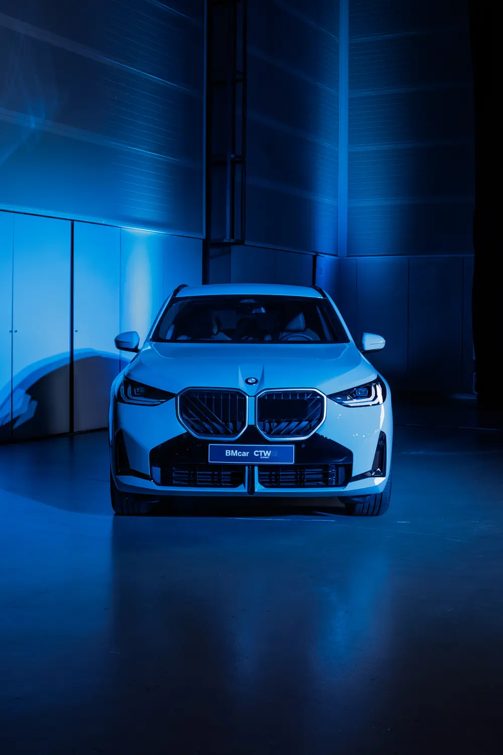 BMW iluminado a azul na sala de exposição