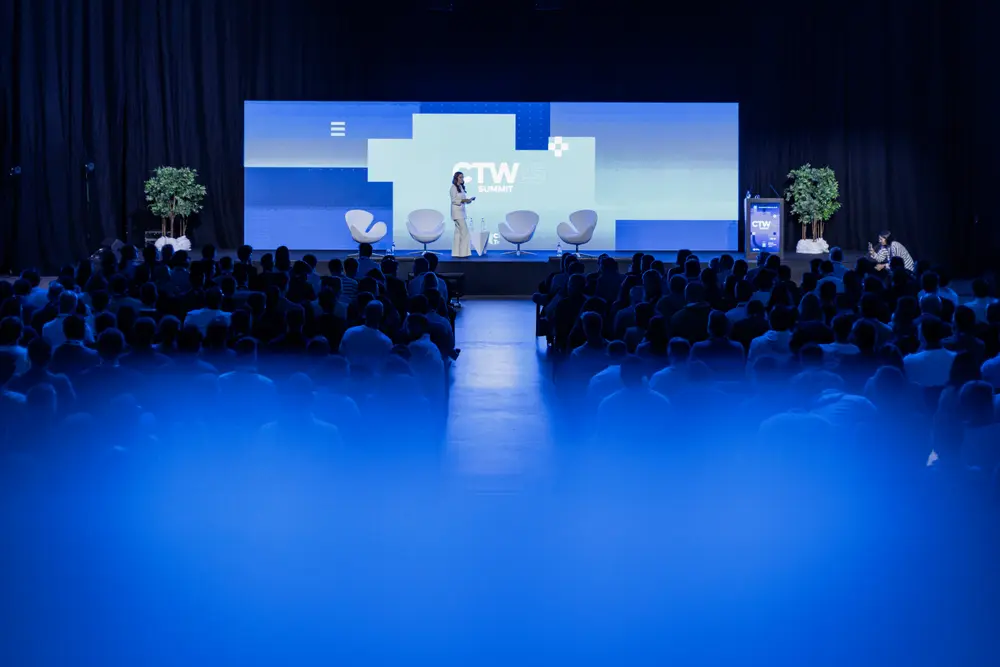 Sessão em palco vista do fundo do auditório
