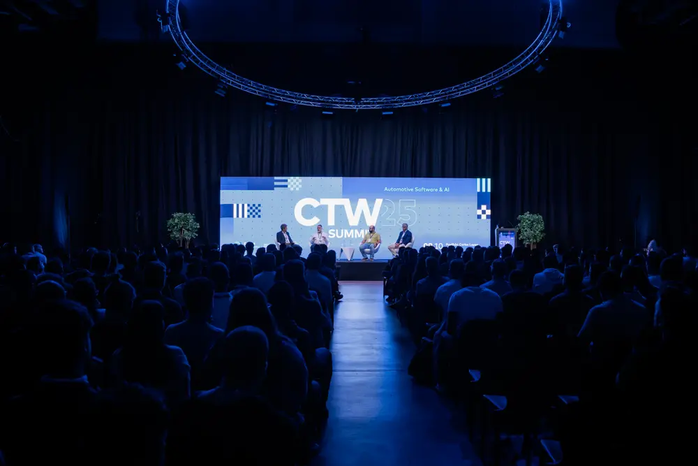Plateia do auditório com o ecrã do summit ao fundo