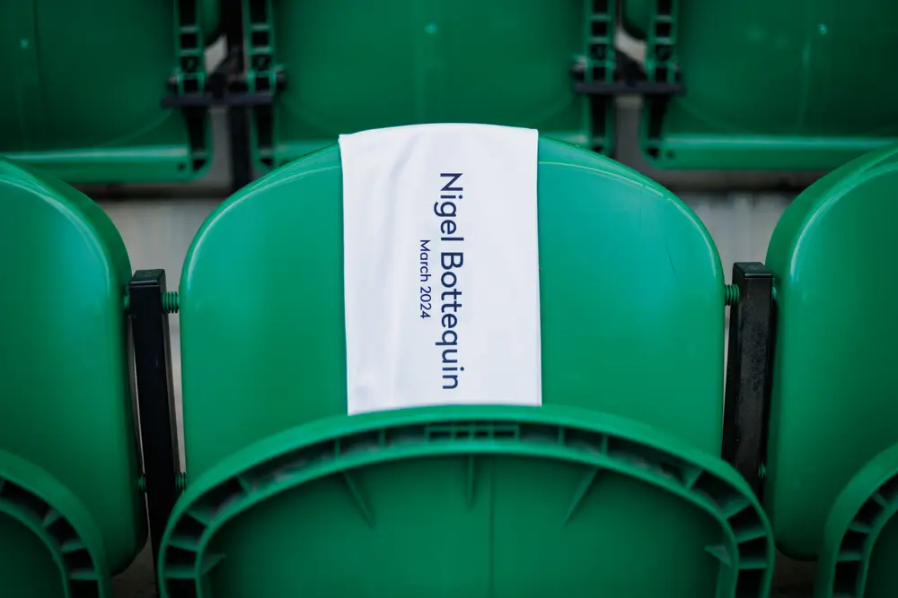Cadeiras do estádio com os cartões de lugar reservados aos graduados
