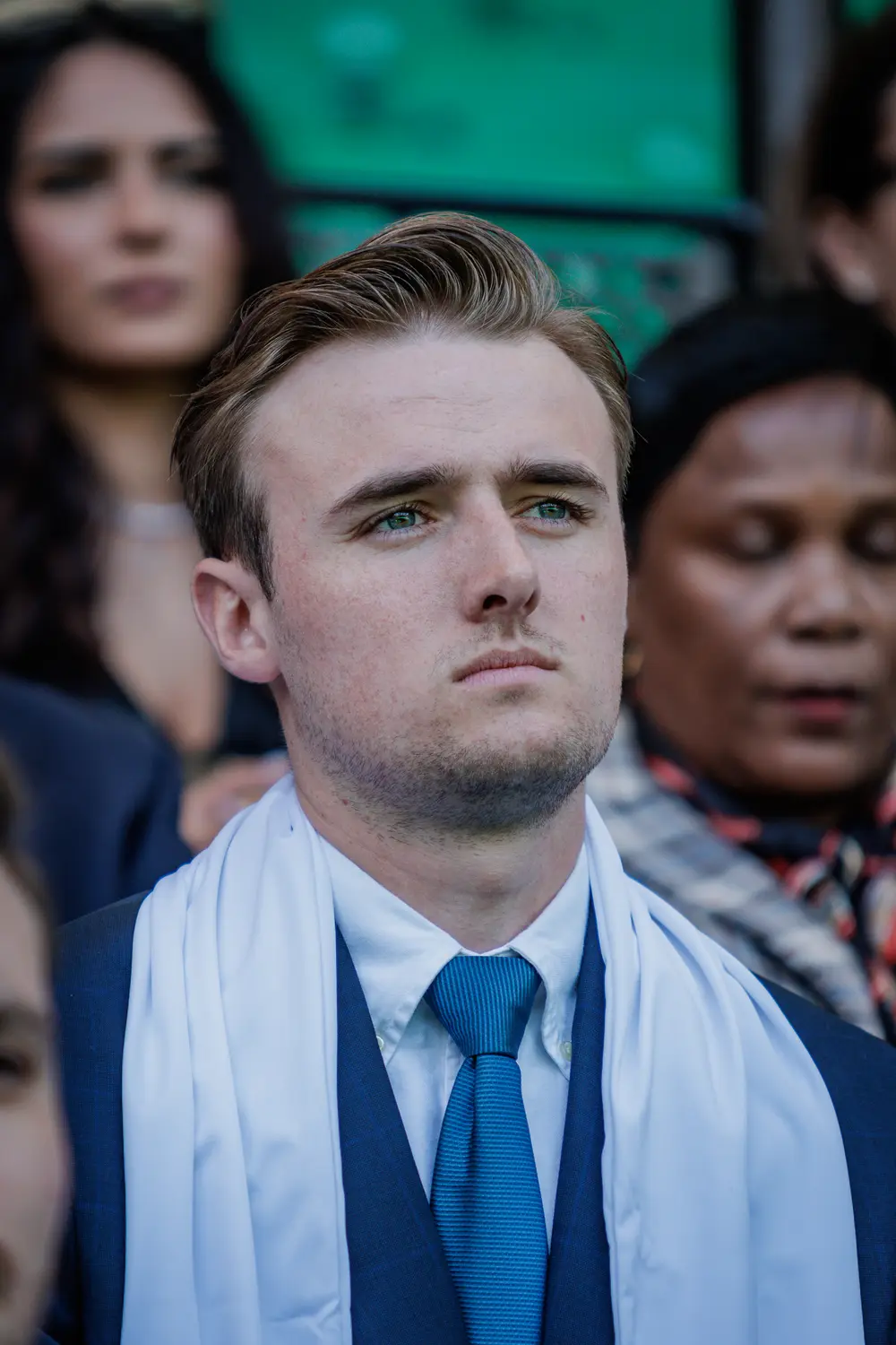 Retrato de um graduado de fato e cachecol, na bancada