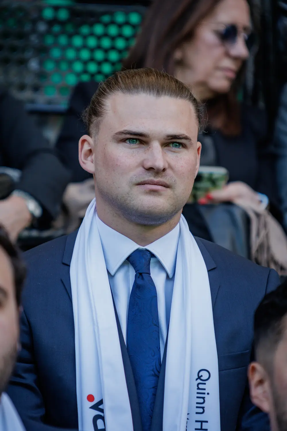 Retrato de um graduado sentado na bancada