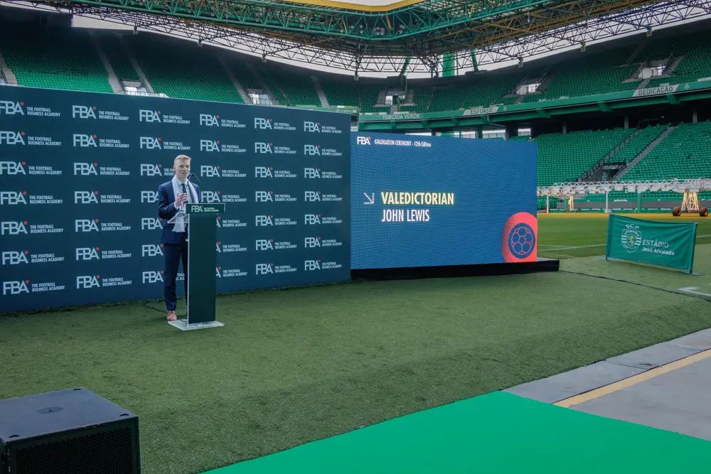 Palco e ecrã da cerimónia montados junto ao relvado