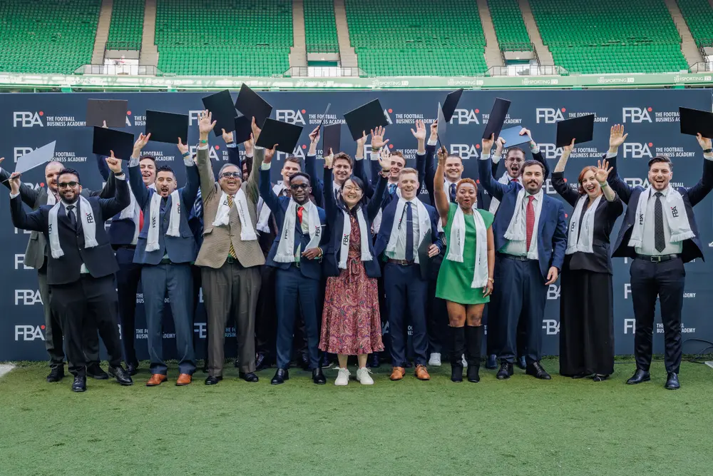 Fotografia de grupo da turma, com os chapéus no ar