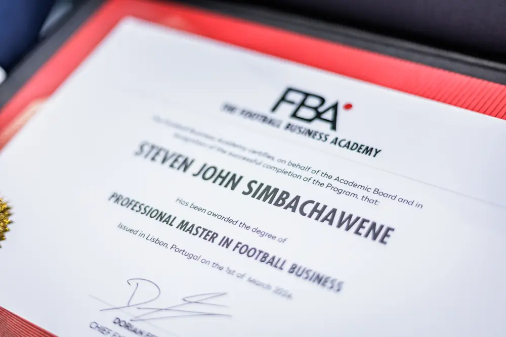 Detalhe de um diploma de mestrado da academia