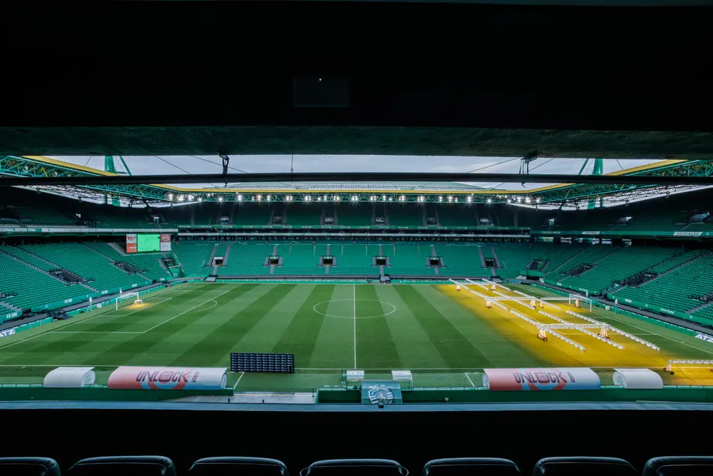 Plano geral do relvado e das bancadas vazias do estádio