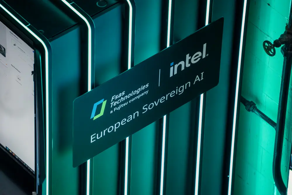 Painel de marca com os logótipos dos parceiros tecnológicos