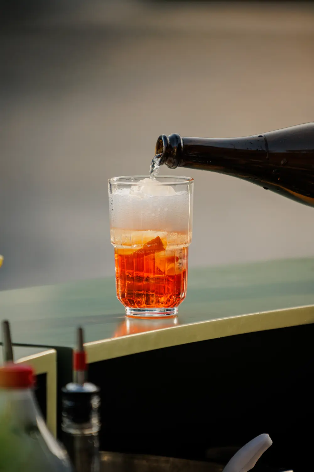 Cocktail a ser servido, com o champanhe a verter no copo