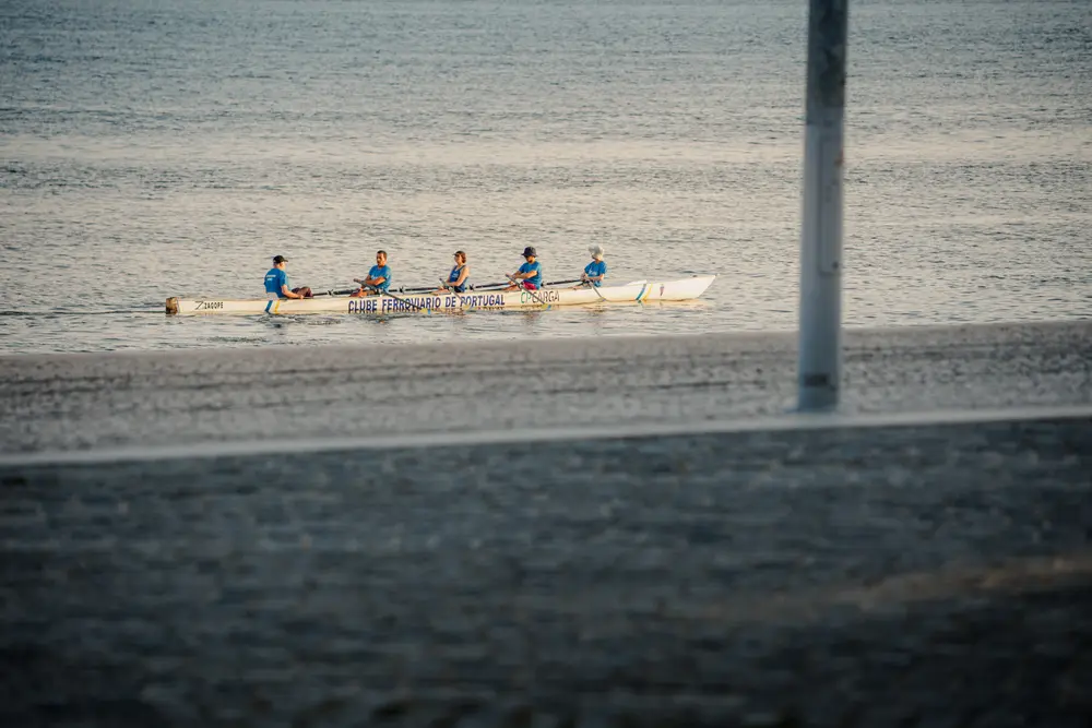 Equipa de remo no rio Tejo, vista do pátio do evento