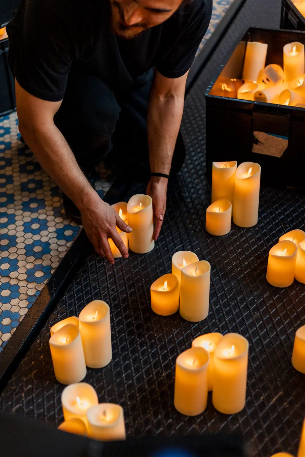 Montagem das velas no chão da sala, antes da noite