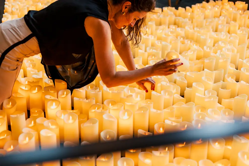 Montagem da instalação de velas, no chão da sala