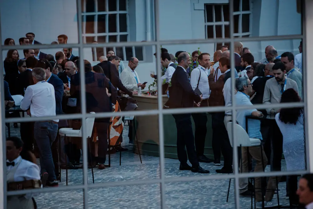 Convidados vistos através das janelas, na receção interior