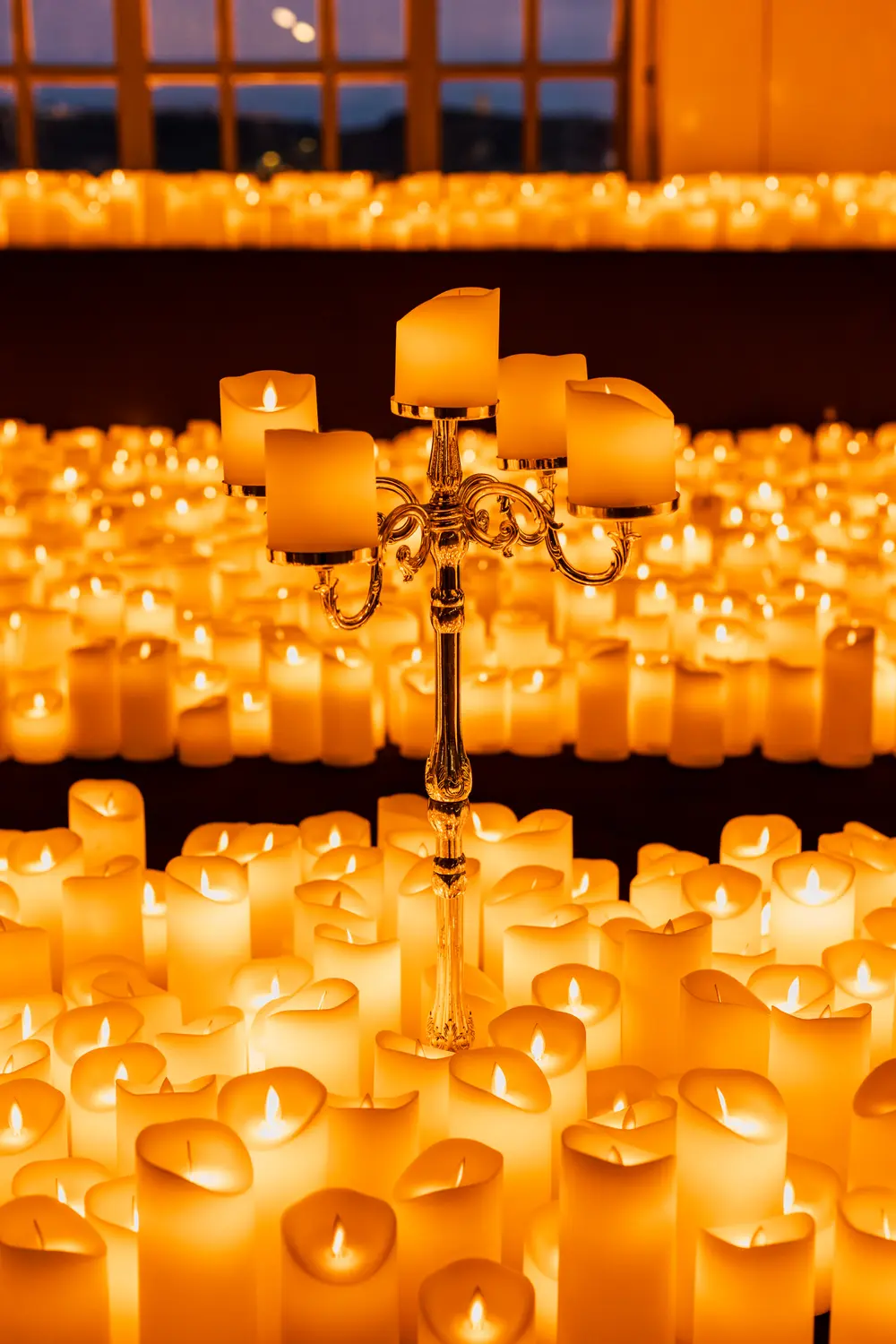 Candelabro ao centro da instalação de velas