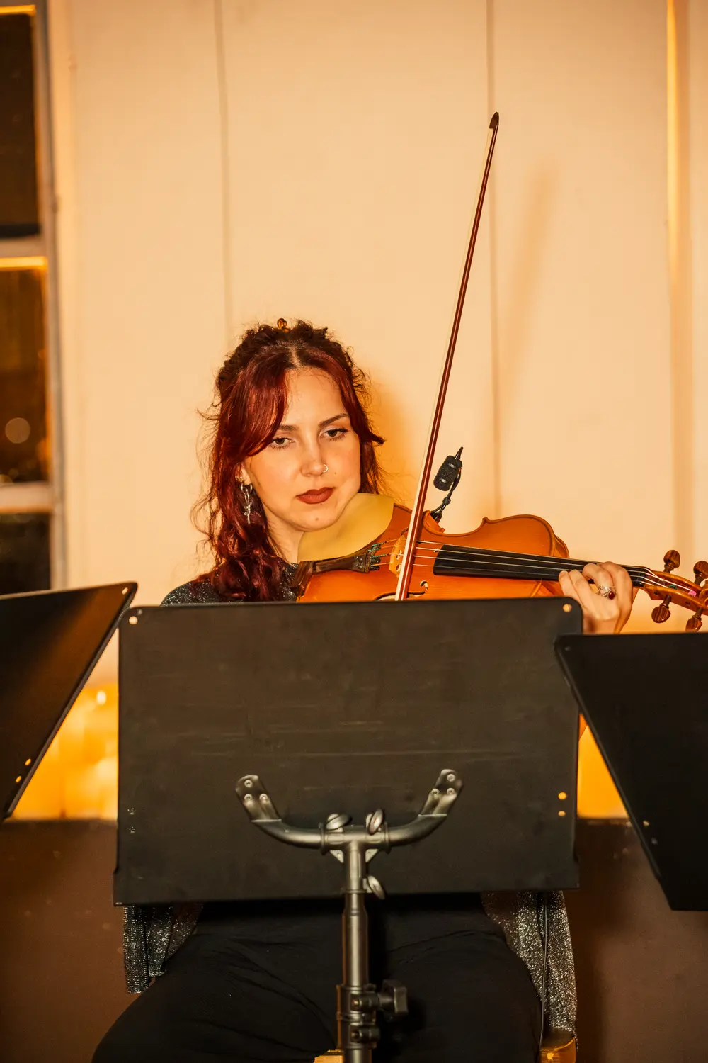 Violinista a tocar durante o jantar