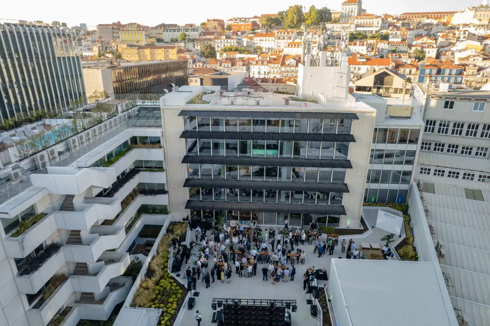 Plano aéreo do pátio do edifício durante a inauguração