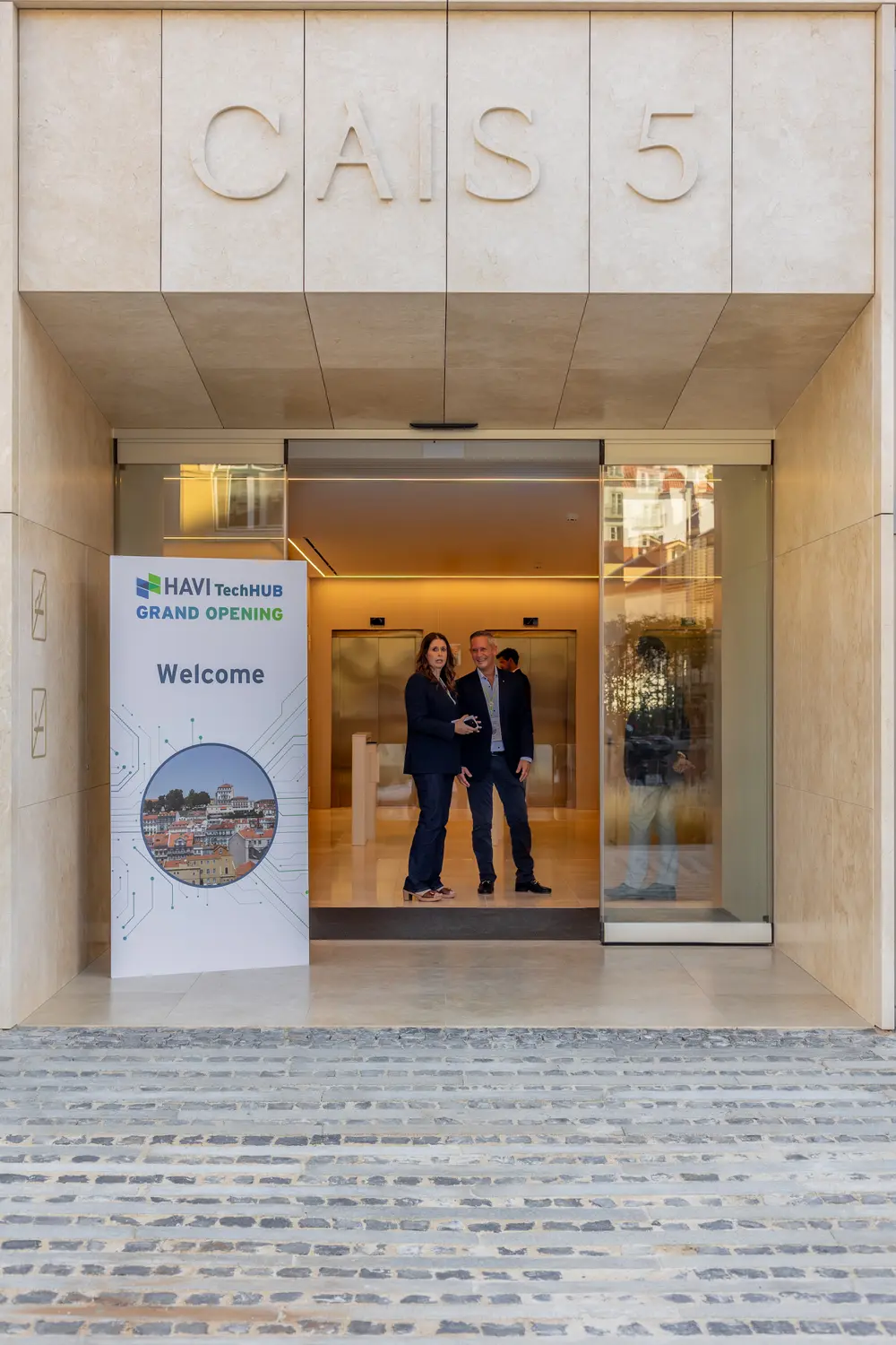 Diretores à entrada do edifício